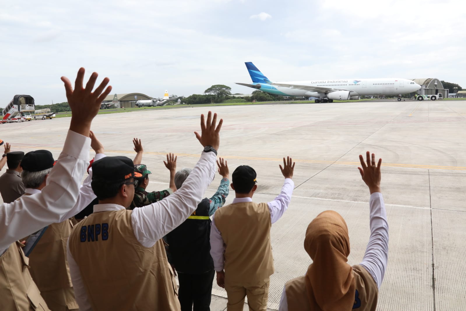 Kepala BNPB Letjen TNI Suharyanto beserta jajaran BNPB dan seluruh tamu undangan melepas keberangkatan Bantuan Kemanusiaan Indonesia tahap kedua menuju Turkiye di Lanud Halim Perdanakusuma, Jakarta pada Senin (13/2).